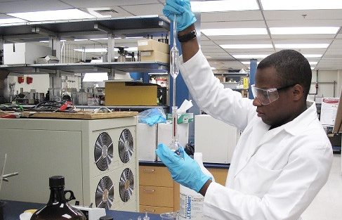 Laboratory broadens student's horizons