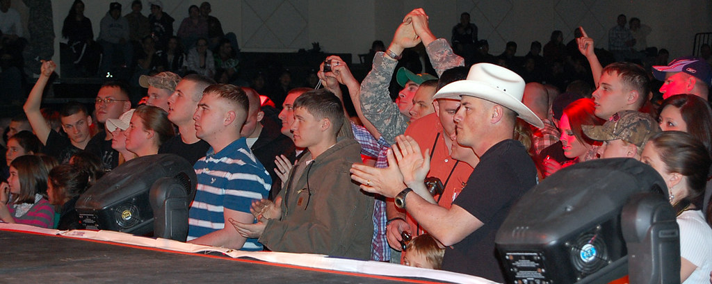 Montgomery Gentry rocks Humphreys
